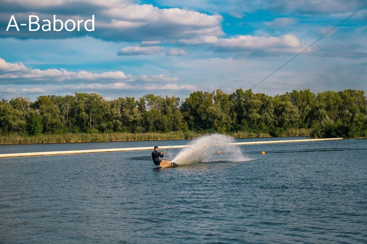 Wakeboard sous un ciel bleu: éclats d'eau et amitié renforcent notre santé mentale ensemble.
