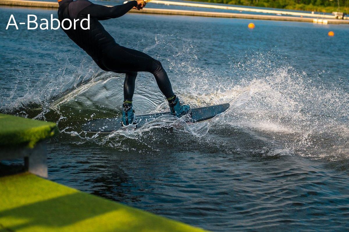 Wakeboard style en action, explorez les installations adaptées à tous les niveaux au wake park.
