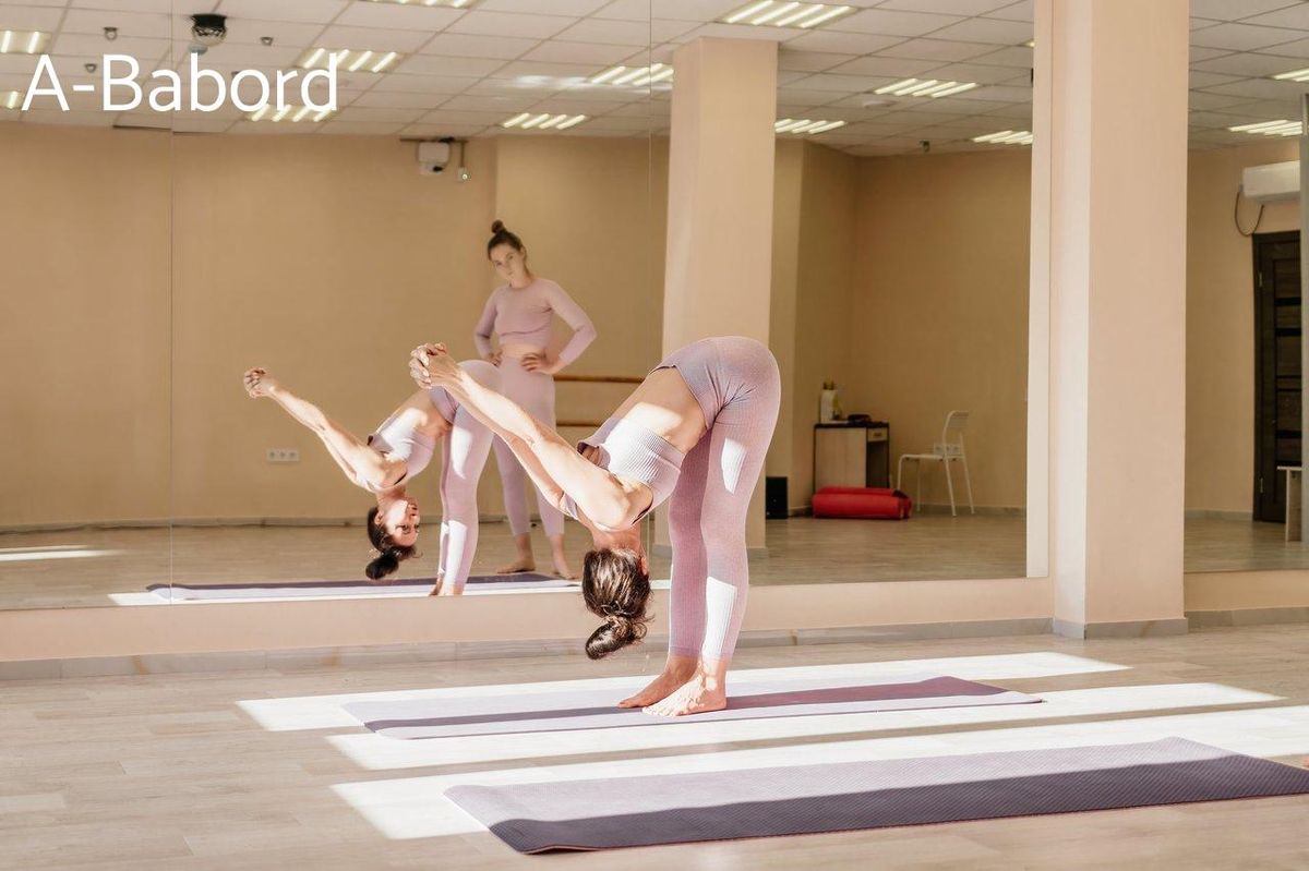 Yoga en studio : équilibre raffiné, votre allié secret pour maîtriser les vagues.