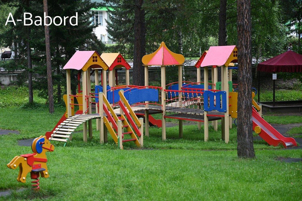 Zone de jeux sécurisée pour enfants sur le pont d’un navire de croisière familial, idéale pour un séjour estival en toute sécurité.