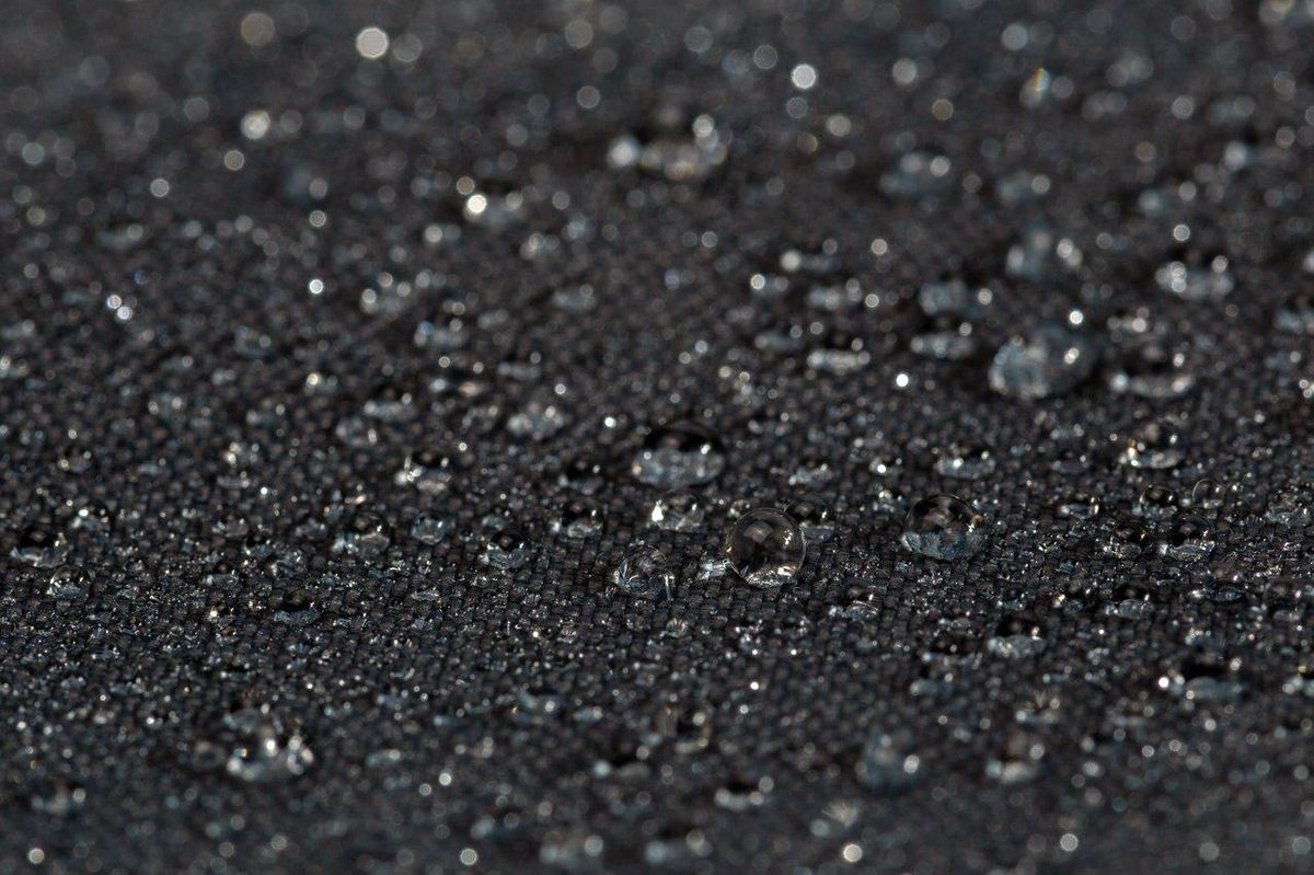 Zoom sur la texture et les coutures d’un neoprene wetsuit closeup, révélant la qualité des matériaux résistants.