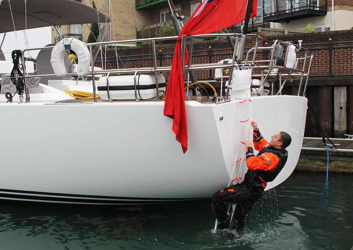 Accessoires utiles à bord : l'échelle de secours