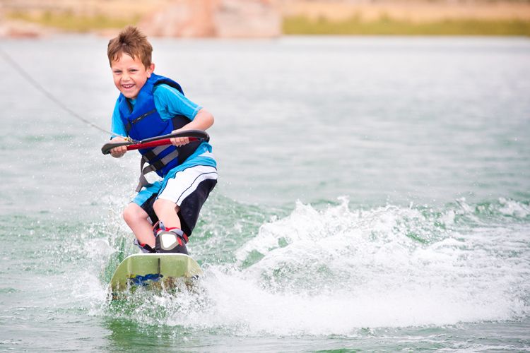 Apprendre aux enfants à faire du wakeboard