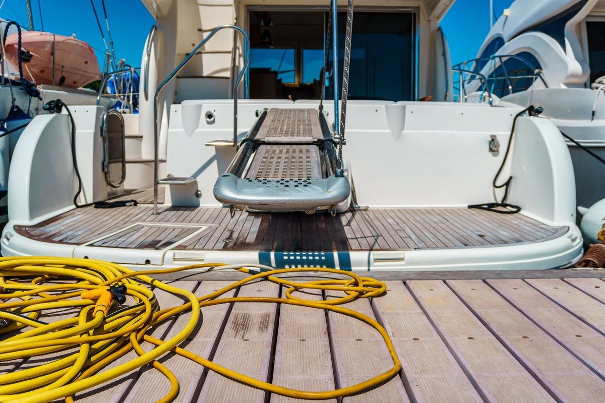 Comment choisir le meilleur bain de soleil pour votre yacht