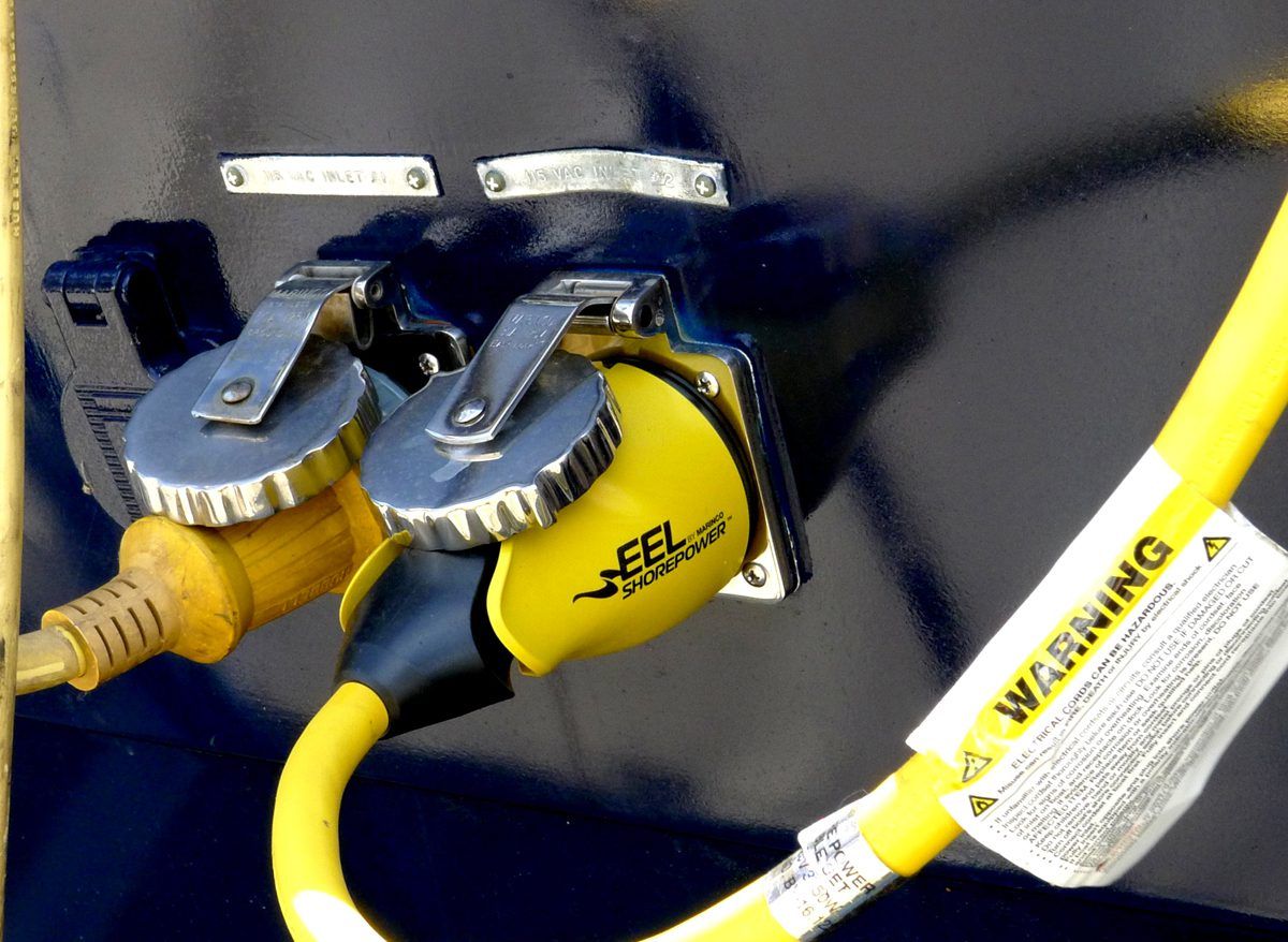 Electricité à bord : prises de courant à terre