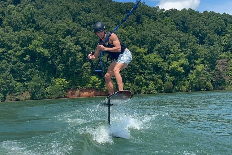 Introduction à l'hydroptère, au Foil Surfing et au Wake Foiling