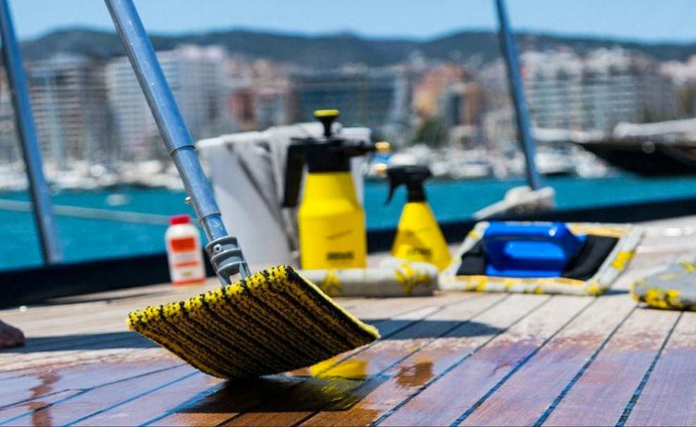 Les 7 outils nécessaires pour nettoyer le bateau