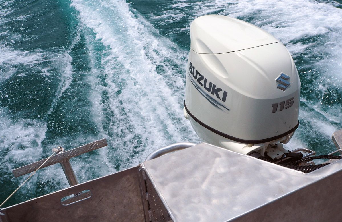 L'ingénieux hors-bord Suzuki qui aspire le plastique dans la mer