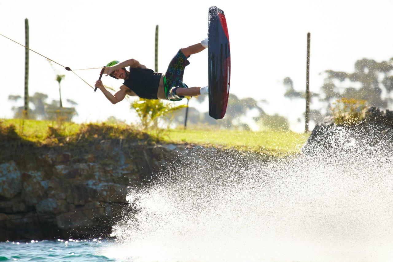 Meilleurs spots intérieurs pour s’initier au wakesurf en 2026 : critères techniques et coûts