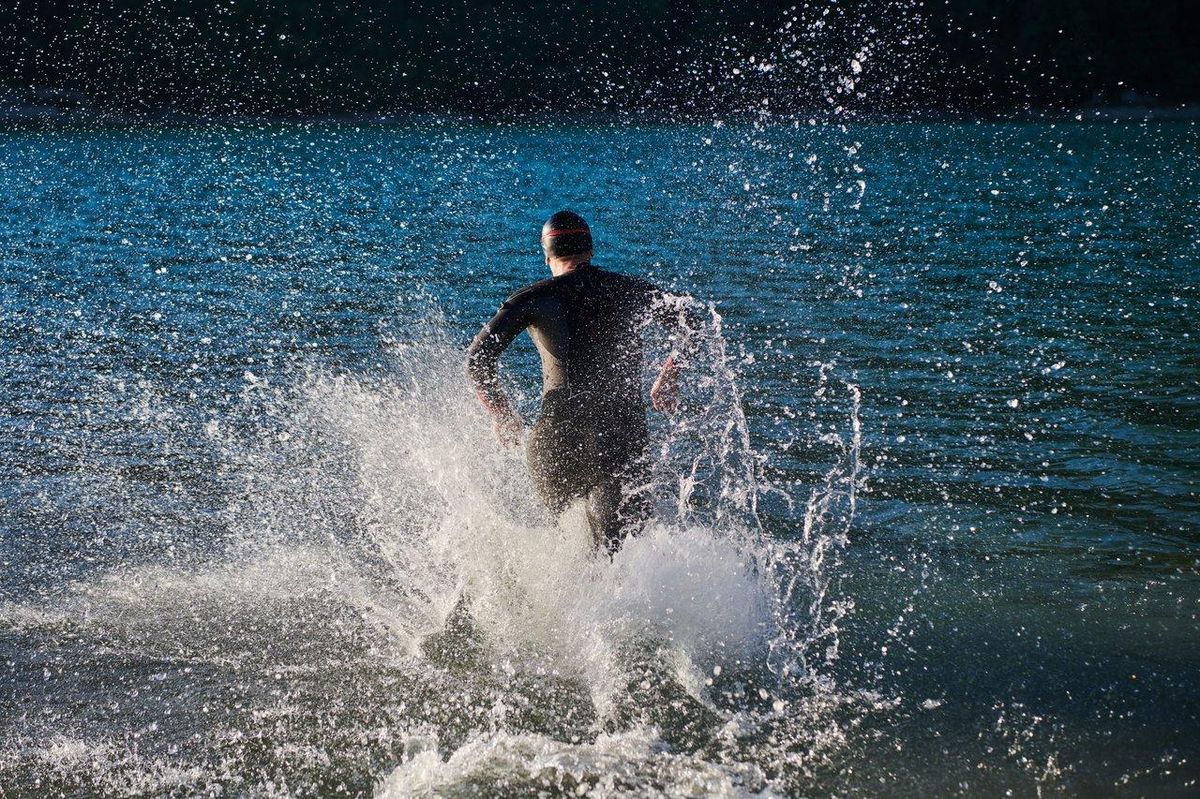 Natation en mer : conseils techniques et sécurité pour une pratique sereine