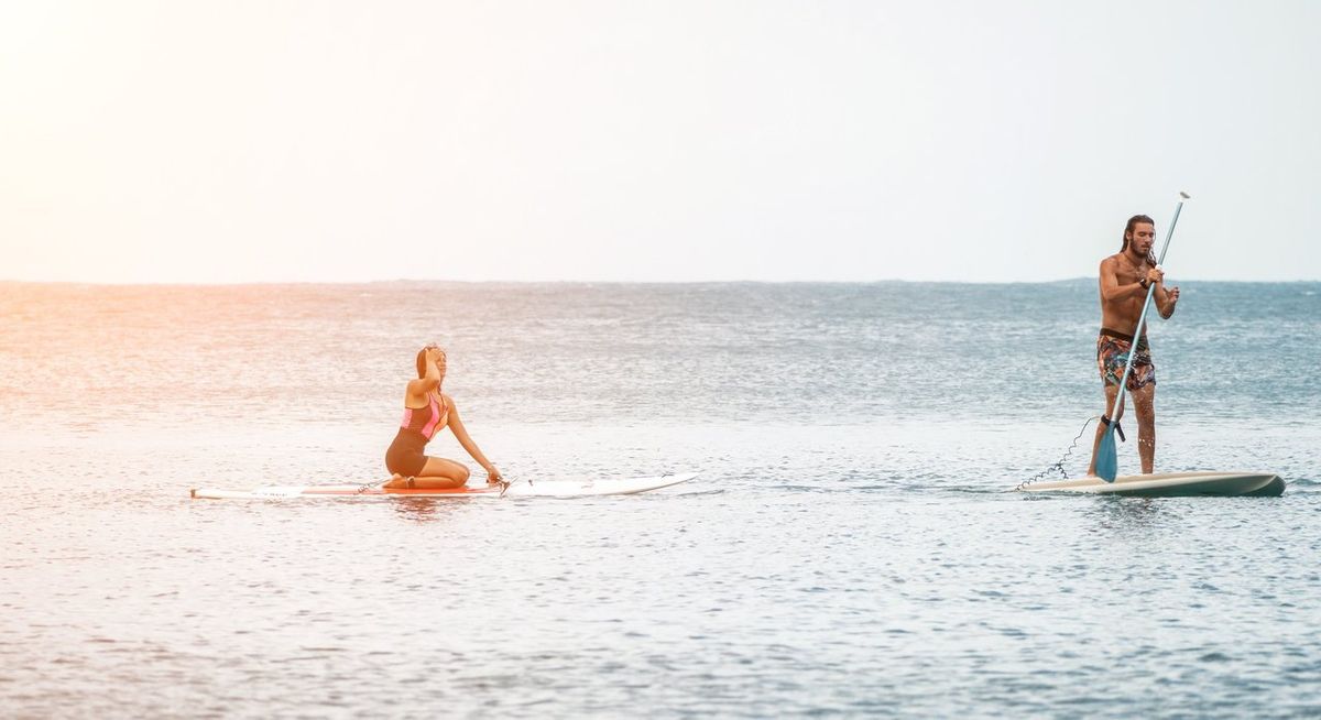 Ondes et asanas : fusion optimale pour surfeurs