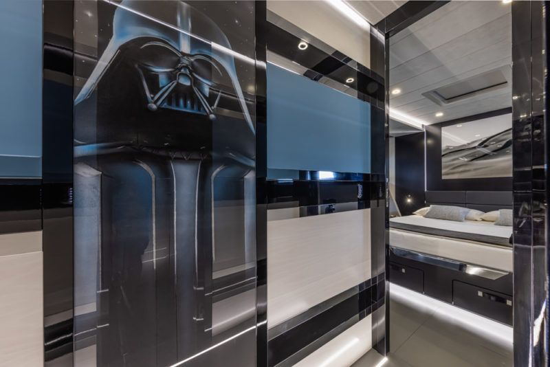 Otam 70HT, le yacht inspiré de Dark Vador conquiert Cannes