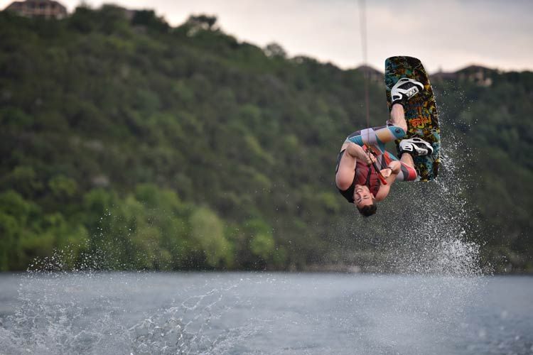 Parcs à câbles ou bateaux pour le wakeboard