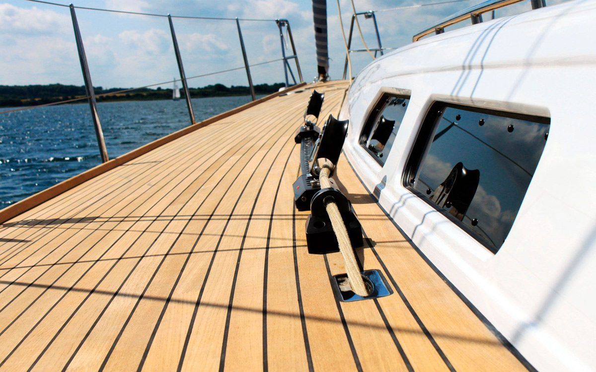 Plus de teck naturel sur les bateaux du chantier Bénéteau