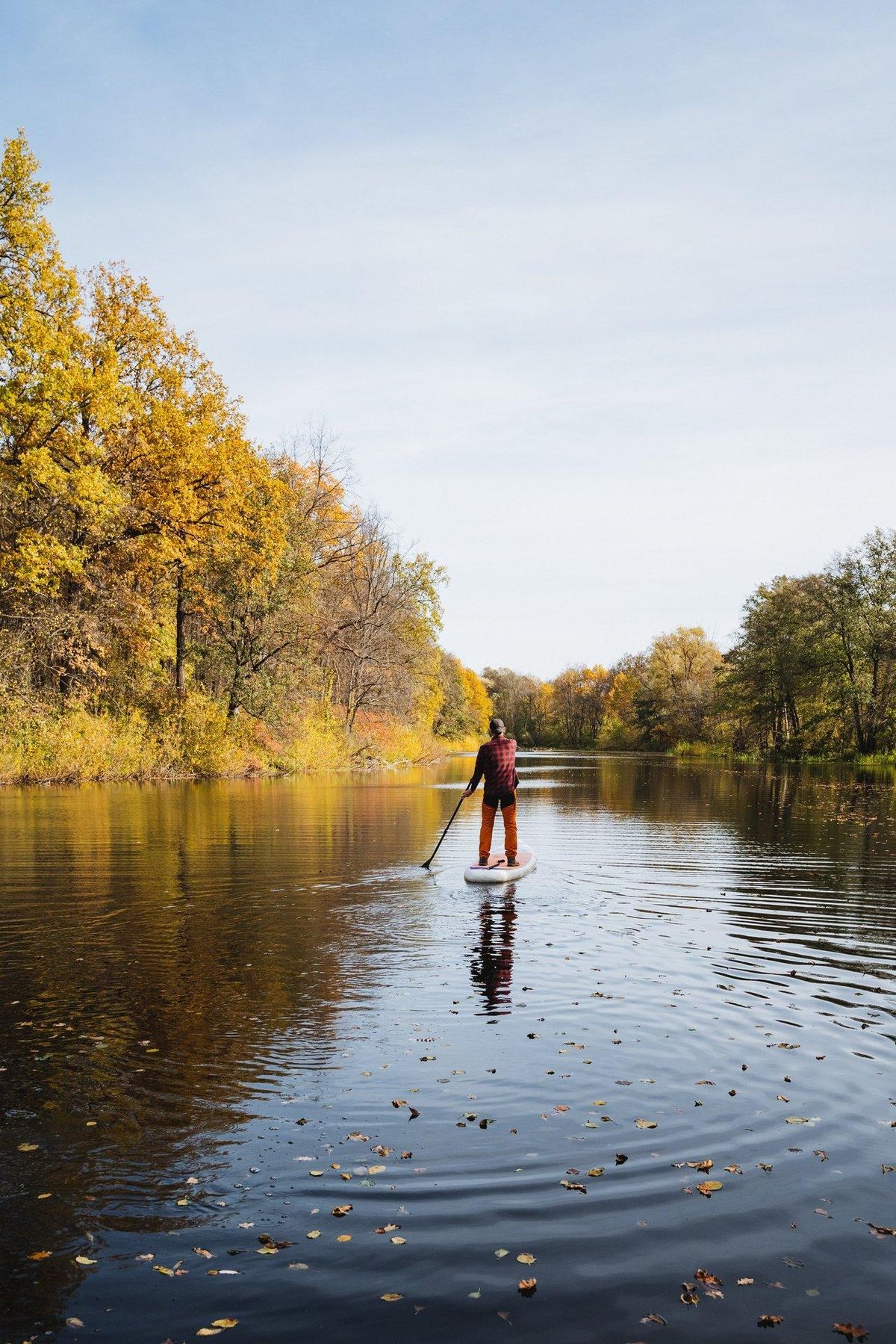 Pratiquer le paddle surf en rivière : spécificités et conseils experts