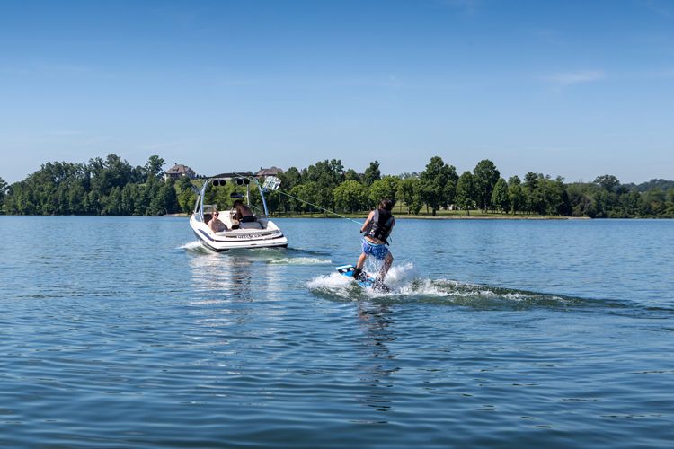Se lever et rester debout sur un wakeboard