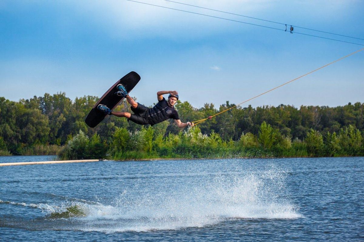 S’initier au wakesurf : guide complet matériel, technique et sécurité