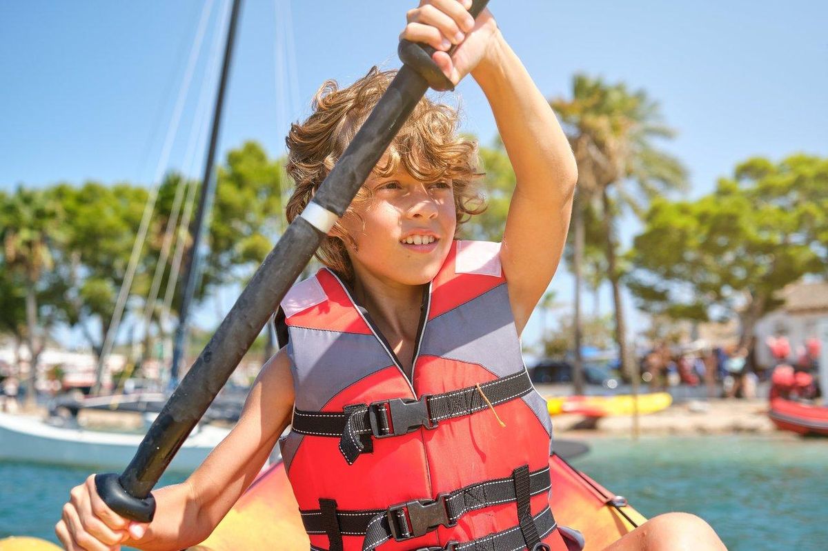 Sports nautiques pour enfants : sécurité et activités ludiques adaptées