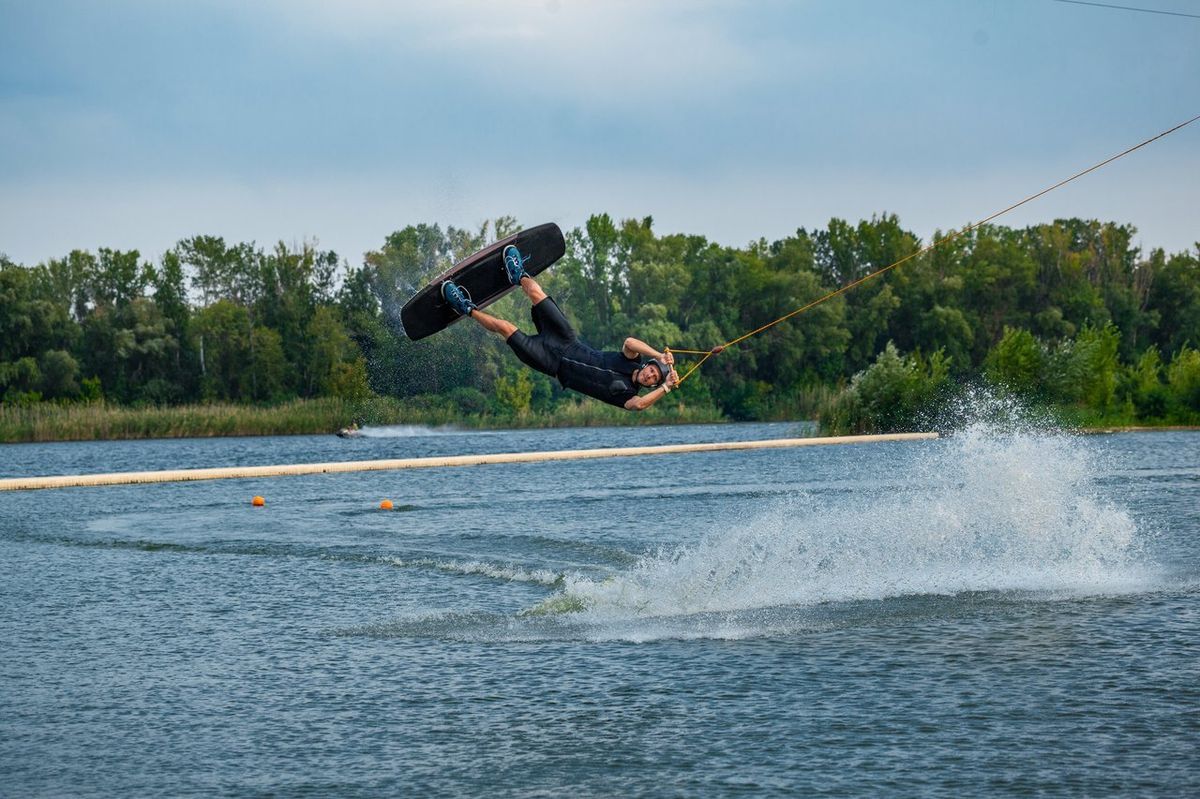 Tisser des liens sur l'eau : comment la communauté façonne le wakeboard