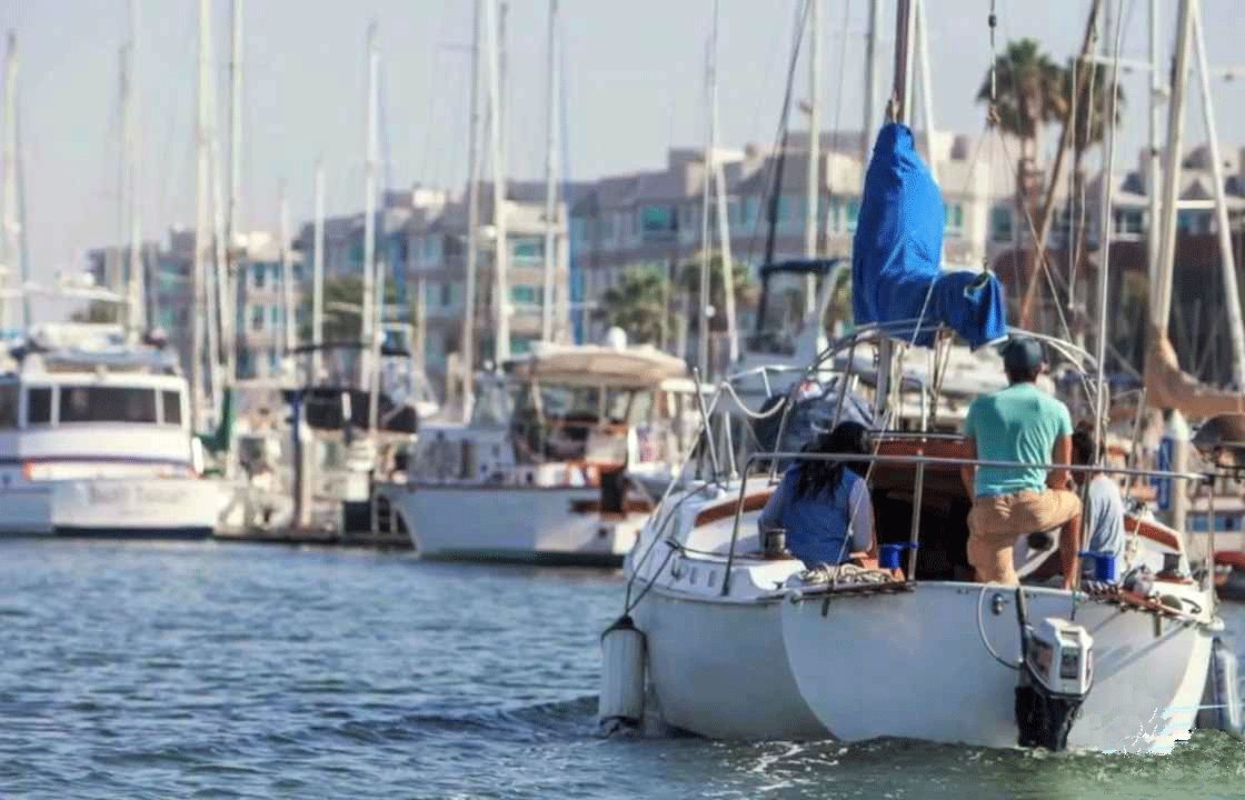 Voile indispensable : jusqu'à 10 m avec un hors-bord à l'arrière.