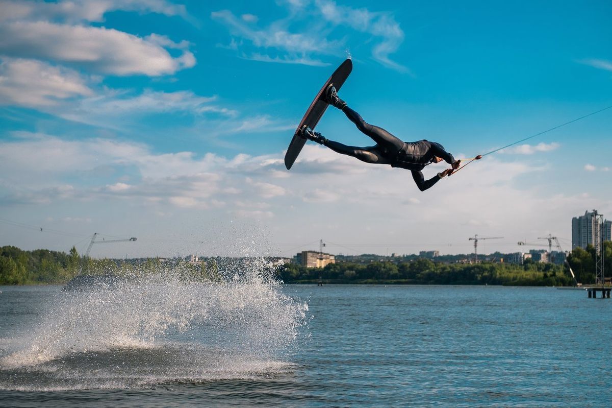 Wakeboard vs Ski nautique : guide complet pour faire le bon choix