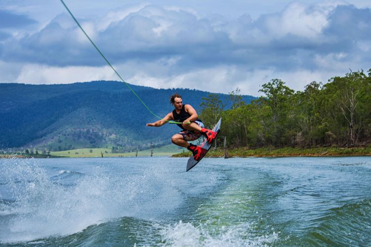 Wakeboarding vs. Kneeboarding - A-babord Blog