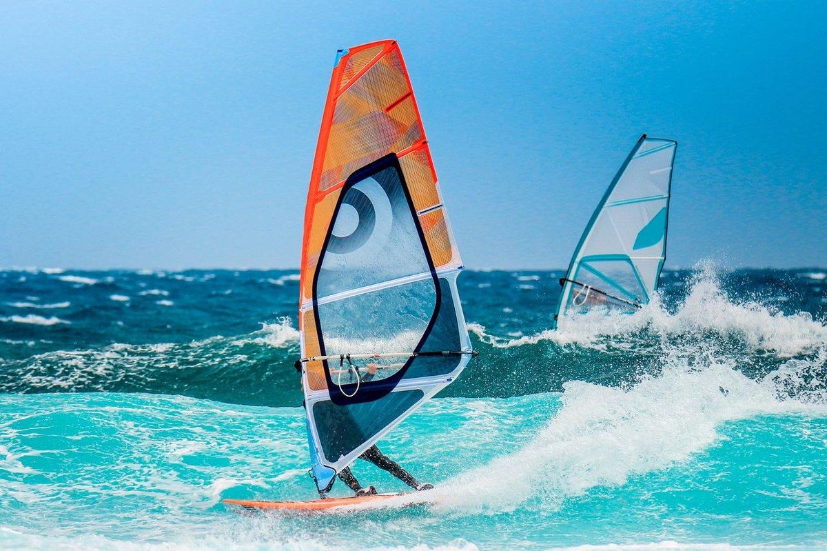 Windsurf pour débutants : premiers pas et conseils pratiques