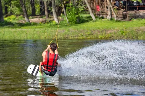 À quel âge débuter le wakeboard : guide complet pour une initiation réussie