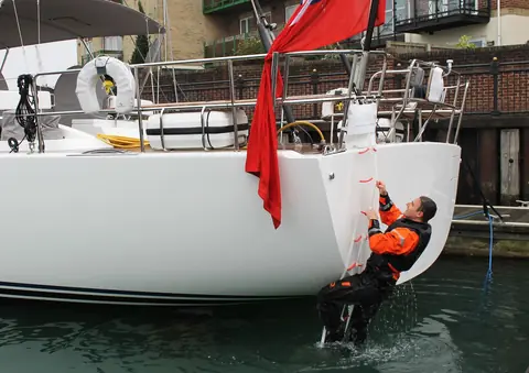 Accessoires utiles à bord : l'échelle de secours