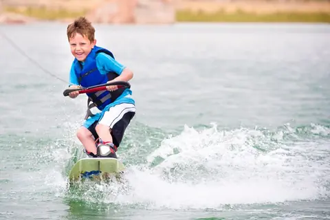 Apprendre aux enfants à faire du wakeboard