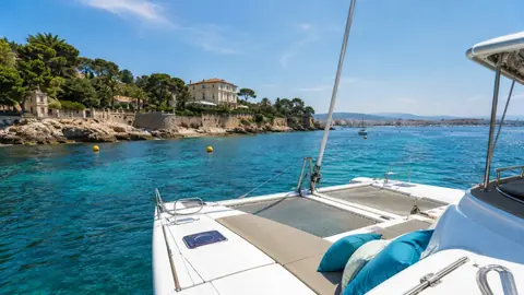 Explorer Antibes et le Cap d’Antibes autrement grâce à la location de catamaran