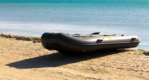 Bateau pneumatique échoué sur la côte