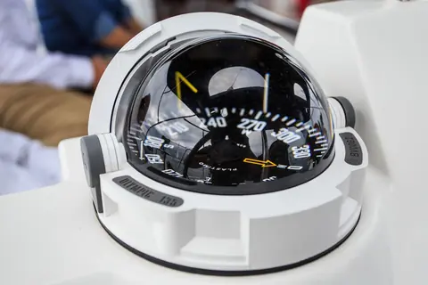 Comment choisir un compas pour votre bateau