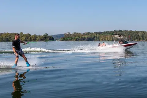 Comment conduire un bateau tout en remorquant un wakeboarder ?