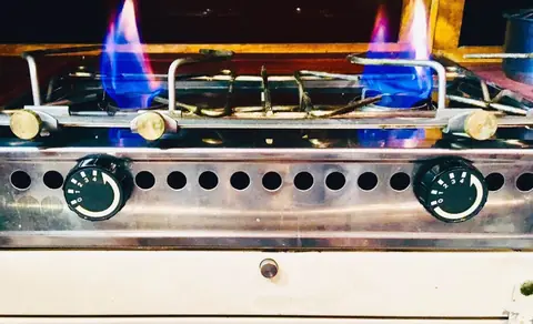 Comment cuisiner sur un bateau avec des cuiseurs à alcool