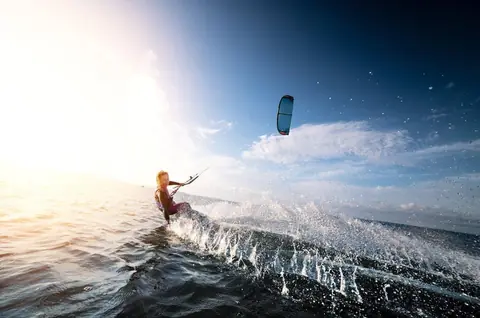 Comment progresser rapidement en kitesurf : astuces et méthodes efficaces