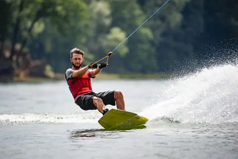 Comment remorquer un planchiste pour le wakeboard