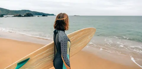 Débuter le surf en solo : 7 destinations européennes sûres pour femmes en 2026