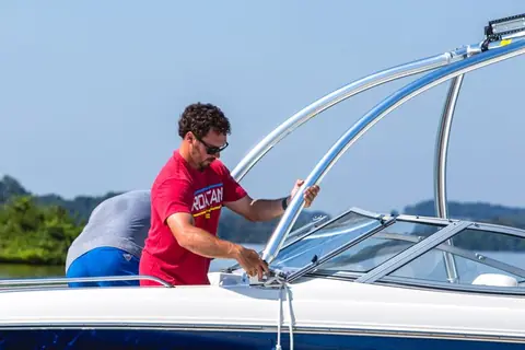 Installation d'une tour de wakeboard par un bricoleur ou un professionnel