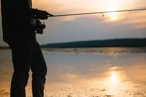 Lancer lourd en mer du bord : techniques précises pour atteindre les grandes distances