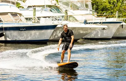 Le Jet Surf arrive et la navigation dans la rade est amusante