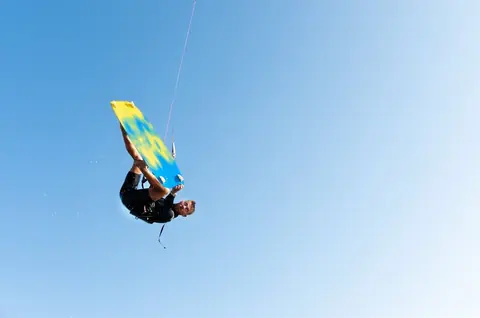 Le wakeboarding freestyle : techniques et astuces pour libérer votre créativité