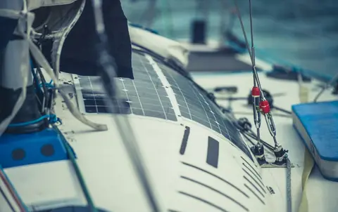 Les panneaux solaires sur les bateaux, nés grâce aux régates