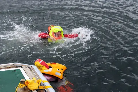 Ne vous noyez pas à cause des éclaboussures. Portez la cagoule