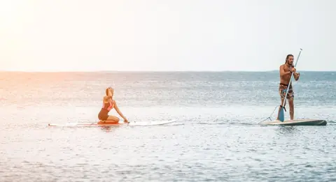 Ondes et asanas : fusion optimale pour surfeurs
