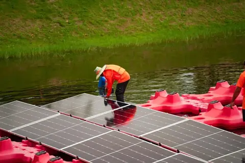 Optimiser l'autonomie électrique d’un hors-bord avec un chargeur solaire pour plus de 36h