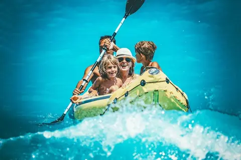Organisation d’une journée multisports nautiques en famille : Sécurité, plaisir et adaptation