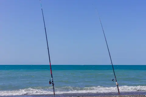 Pêche en surfcasting : techniques, matériel et conseils pour des sessions réussies