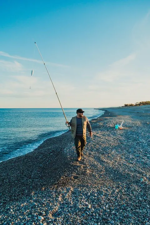 Pêcher le bar du bord : conseils experts pour maximiser ses prises