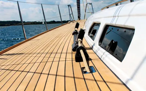 Plus de teck naturel sur les bateaux du chantier Bénéteau